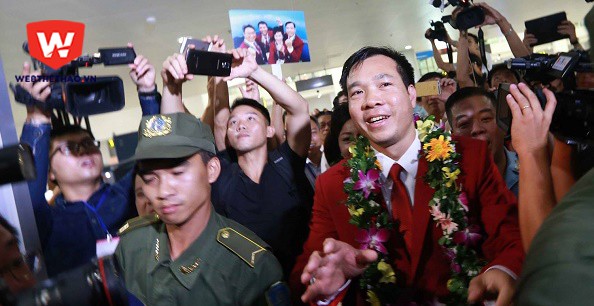 Hoàng Xuân Vinh kẹt ở Nội Bài vì biển người hâm mộ