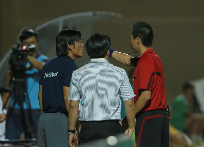 Những lùm xùm về "Ông vua áo đen" sau 9 vòng V.League 2016