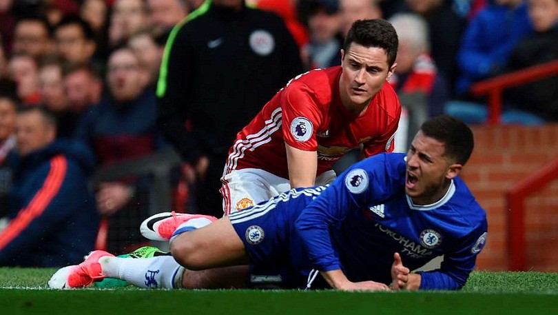 Video: Herrera khiến Hazard "tắt điện" tại Old Trafford thế nào?