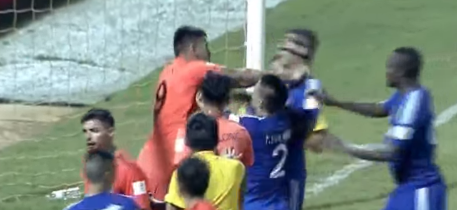 Video: Hai ngoại binh Đà Nẵng bị đuổi trong 1 phút vì tấn công đối phương