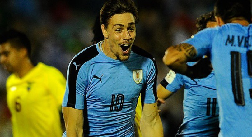 Video: Carlos Sanchez thăng hoa, giúp Uruguay vượt qua Ecuador