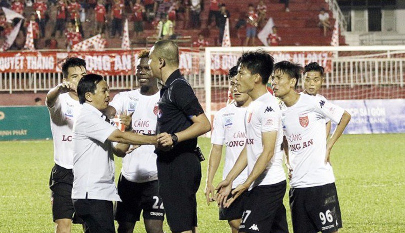 Video: TP. HCM thắng Long An và "trò hề" của V.League