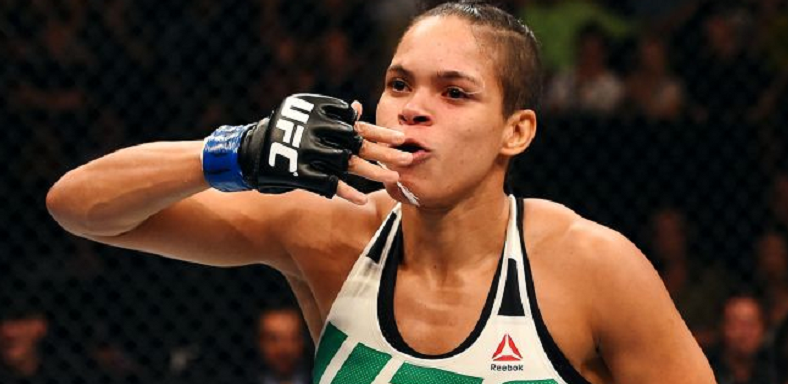 Video UFC 200: Khoảnh khắc Amanda Nunes giành đai Bantamweight