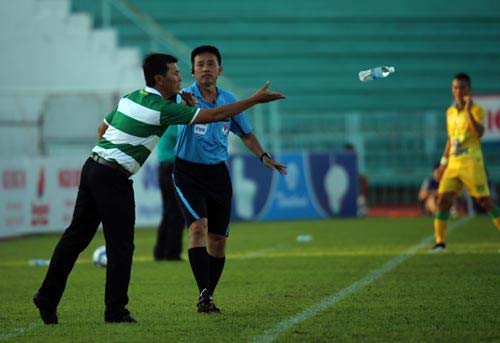 Tâm điểm vòng 9 V.League: Trọng tài liên tiếp mắc sai lầm!