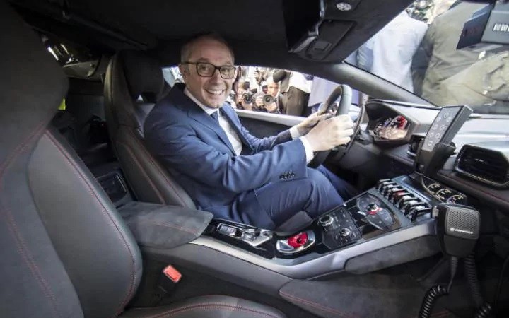 Ngài Stefano Domenicalli - Chủ tịch HĐQT và Tổng giám đốc Lamborghini ngồi sau tay lái chiếc Huracan Polizia mới Ngài Stefano Domenicalli - Chủ tịch HĐQT và Tổng giám đốc Lamborghini ngồi sau tay lái chiếc Huracan Polizia mới