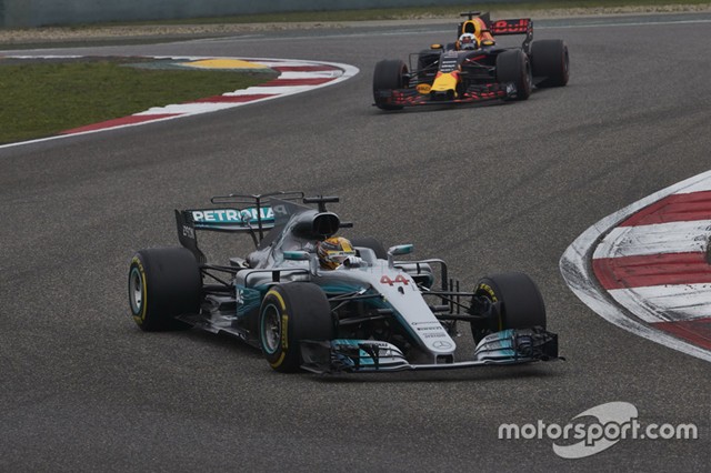 Lewis Hamilton v&agrave; chiếc Mercedes W08