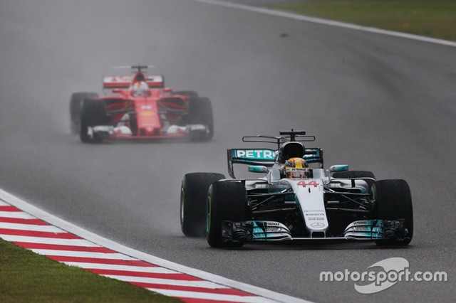 Mercedes v&agrave; Ferrari l&agrave; hai đối thủ k&igrave; ph&ugrave;ng địch thủ của giải Formula 1