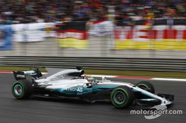 Lewis Hamilton đang nỗ lực phấn đấu v&igrave; chiến thắng
