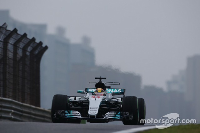 Sự thay đổi tốc độ đột ngột của Ferrari khiến Hamilton thấy lo ngại