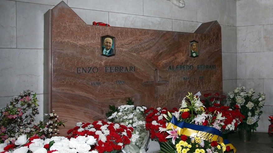 Bắt 34 kẻ tình nghi muốn đánh cắp xác của Enzo Ferrari