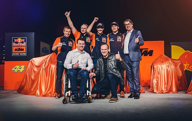 KTM giới thiệu mẫu xe đua mới dành cho mùa giải MotoGP 2017
