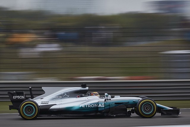 Lewis Hamilton suy nghĩ về việc nâng cấp chiếc Mercedes của đội