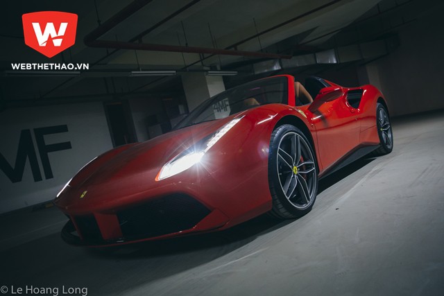 Mãnh thú Ferrari 488 Spider khoe dáng trong đêm