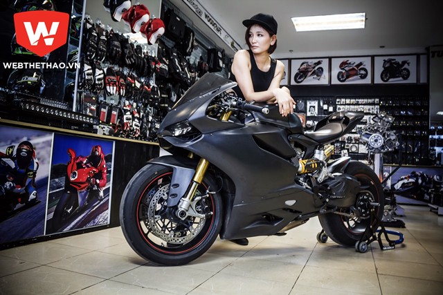 Siêu mẫu Trang Vũ lạnh lùng bên mãnh thú Ducati 1199 carbon