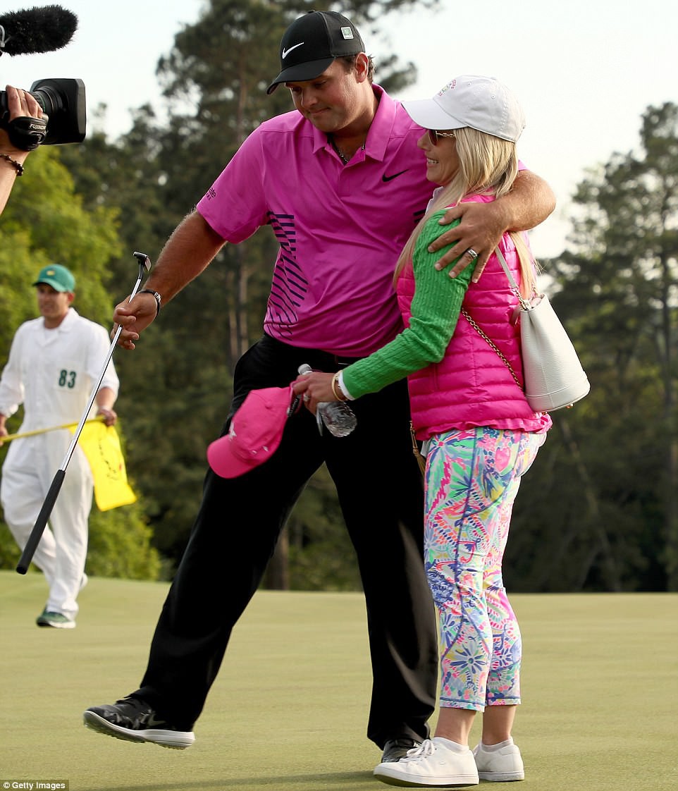 Patrick Reed ăn mừng chiến thắng bên vợ Hình ảnh: Patrick Reed ăn mừng chiến thắng bên vợ