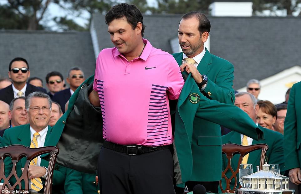 Patrick Reed mặc chiếc áo xanh danh giá Hình ảnh: Patrick Reed mặc chiếc áo xanh danh giá