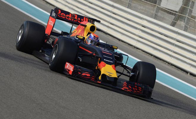 Video: 5 khoảnh khắc điên rồ khó tin trên đường đua China GP