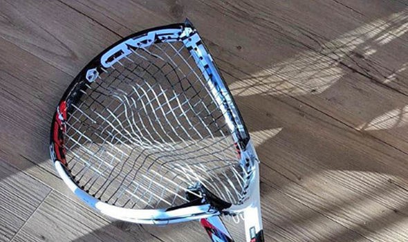 Chiếc vợt gãy đôi của Djokovic Hình ảnh: Chiếc vợt gãy đôi của Djokovic