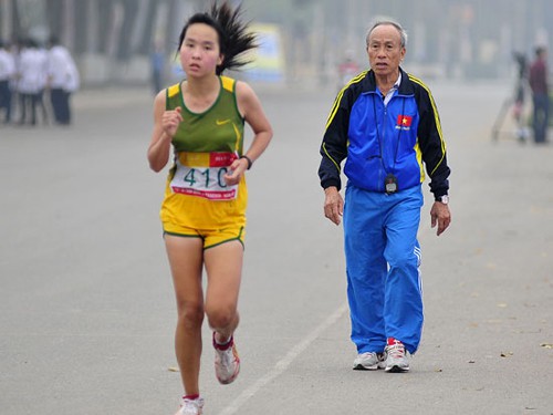 Huyền thoại việt dã Bùi Lương: 78 tuổi vẫn “trốn” nhà đi huấn luyện