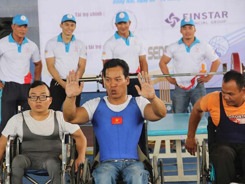 Chuyện lực sĩ cử tạ khuyết tật Lê Văn Công 3 lần phá KLTG