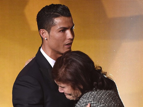 Ronaldo: “Không có người bảo vệ mẹ thì con không yên tâm”