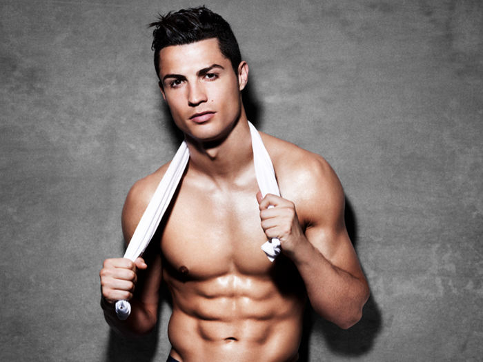 Cơ thể của Ronaldo còn hoàn hảo hơn cả ảnh photoshop