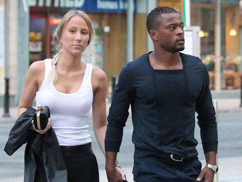 Evra lại phản bội vợ vì gái hư