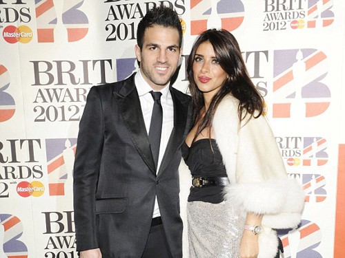 Fabregas đau đầu với cô bạn gái hám tiền