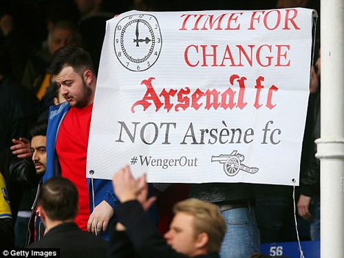 Giới chủ Arsenal quyết giữ Arsene Wenger: Ôm già hóa dại?