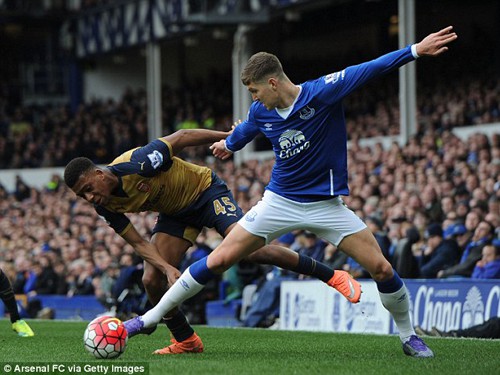 Glenn Hoddle: “Premier League làm thui chột Stones”