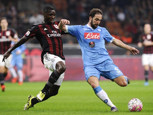 03h00 (23/02), Napoli - Milan: Hết khô hạn, lại vãi đạn