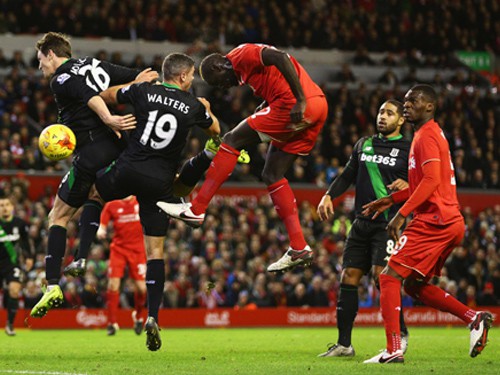 01h00 (26/02), Liverpool - Ausgburg: Lê lết vì bóng chết