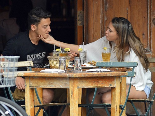 Mesut Oezil đính hôn trước đại chiến