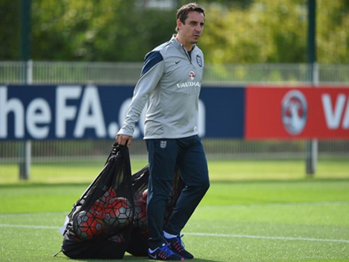 22h00 (31/01), Valencia - Gijon: Neville đang hóa “chuột bạch”