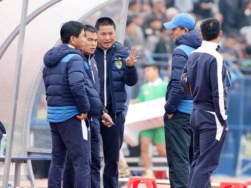 V.League 2016: Lỗi tại quả bóng, cái sân hay con người?