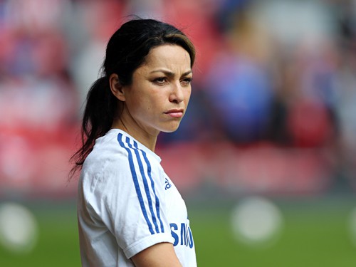Nữ bác sĩ Eva Carneiro: Bỏ bóng đá, về quê làm việc