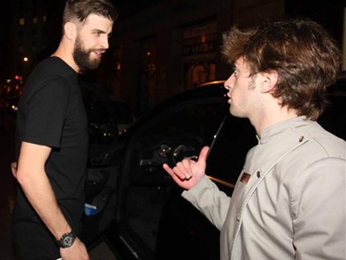 Ông chủ Facebook làm ăn với Gerard Pique
