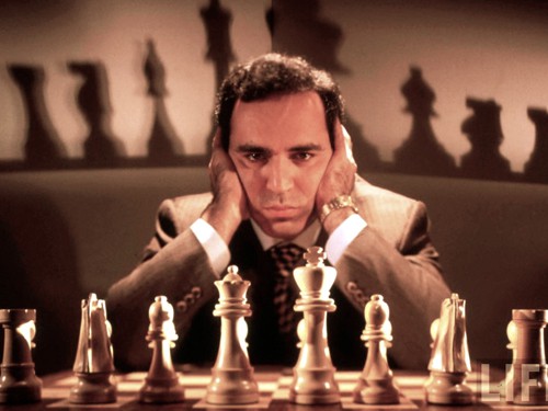Guardiola ngâm thơ với Woody Allen, đánh cờ với Garry Kasparov