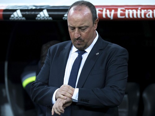 Perez quên lời hứa, Benitez “trên giá treo cổ”