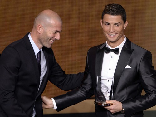 Ronaldo dẫn Zidane đi “chim chuột”