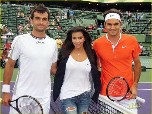 Federer chỉ bằng “móng tay” cô Kim siêu vòng 3 trên Google
