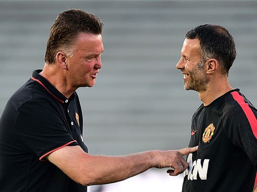 Van Gaal ra đi, Giggs toại nguyện