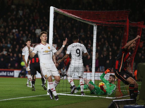 Van Gaal trong cơn bão tố: Vá chỗ nọ, thủng chỗ kia