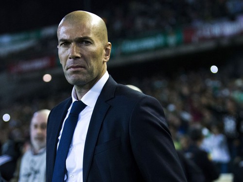 Zinedine Zidane: “Ai thèm quan tâm tới Benitez”