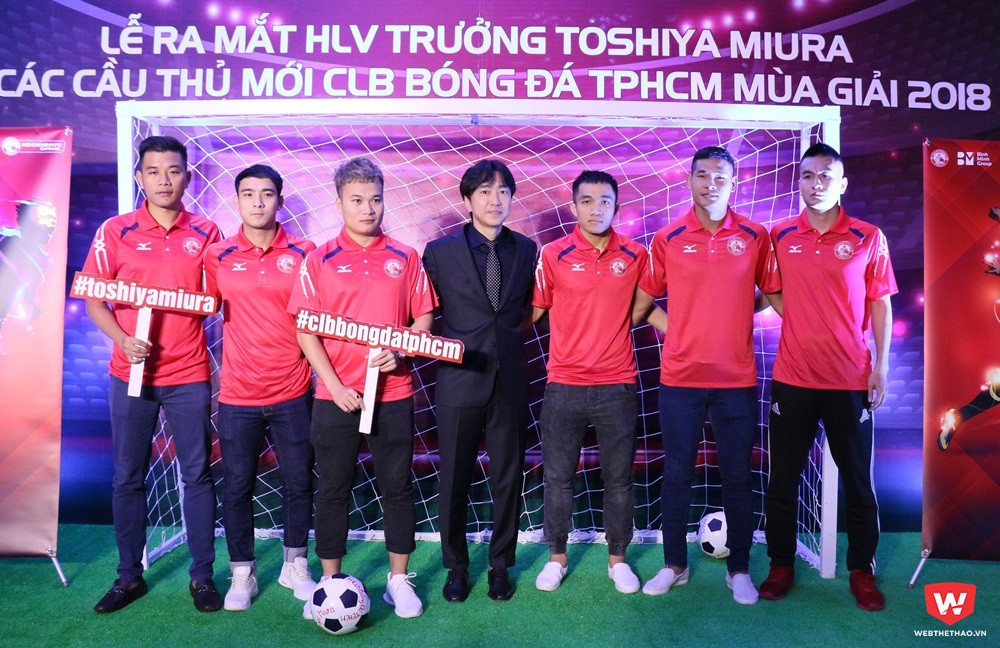 T&acirc;n HLV Toshiya Miura v&agrave; những cầu thủ t&acirc;n binh của CLB b&oacute;ng đ&aacute; TP.HCM. Mục ti&ecirc;u của đội l&agrave; cạnh tranh ng&ocirc;i v&ocirc; địch năm 2018. Ảnh: Quang Thịnh.
