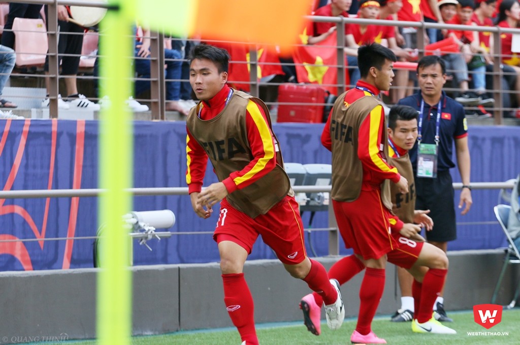 Số &iacute;t c&aacute;c cầu thủ U20 Việt Nam thậm ch&iacute; c&ograve;n kh&ocirc;ng c&oacute; cơ hội ra s&acirc;n thi đấu tại s&acirc;n chơi nhỏ l&agrave; C&uacute;p Quốc gia 2017. Ảnh: Quang Thịnh.