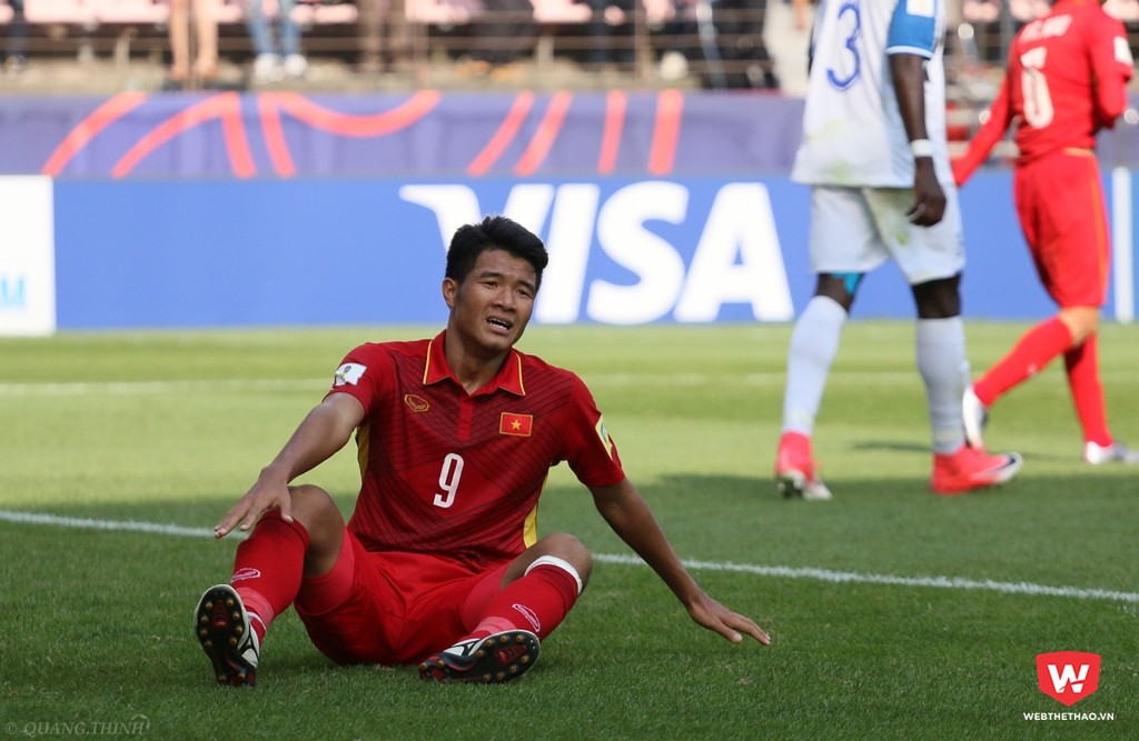 Đức Chinh vừa trở về sau VCK U20 World Cup th&igrave; bị g&atilde;y xương sườn, phải về qu&ecirc; nghỉ ngơi 3 ng&agrave;y v&agrave; mất 1 th&aacute;ng dưỡng thương. Ảnh: Quang Thịnh.