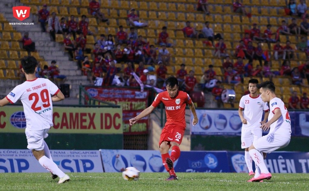 Ba tuyển thủ U20 Việt Nam trong m&agrave;u &aacute;o CLB Viettel chấp nhận thua 2-3 v&agrave; chia tay s&acirc;n chơi C&uacute;p Quốc gia 2017. Ảnh: Quang Thịnh.