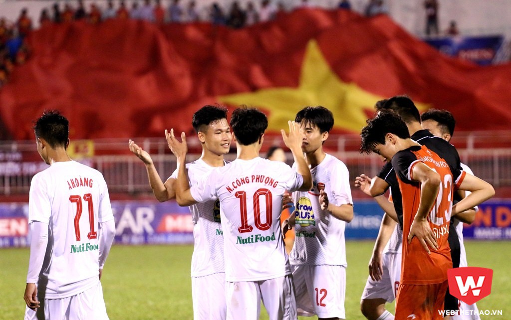 C&ocirc;ng Phượng được đồng đội chia sẻ niềm vui ghi b&agrave;n sau qu&atilde;ng thời gian d&agrave;i mất h&uacute;t. Ảnh: Quang Thịnh.