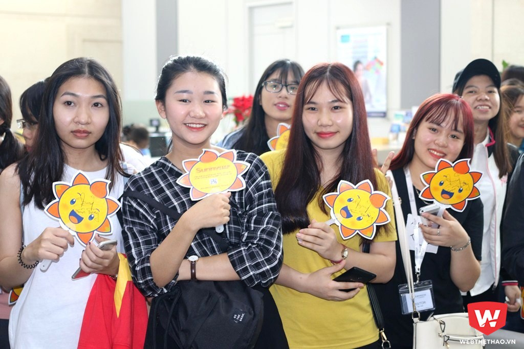 Nhiều nữ kh&aacute;n giả sở hữu chữ k&yacute; của tiền vệ sinh năm 1995 nhưng vẫn n&aacute;n lại chờ đợi được chụp h&igrave;nh c&ugrave;ng với Xu&acirc;n Trường. Đầu th&aacute;ng 1/2017, Trường ''h&iacute;p'' sẽ bay sang H&agrave;n Quốc để hội qu&acirc;n c&ugrave;ng đội b&oacute;ng mới. Ảnh: Quang Thịnh.